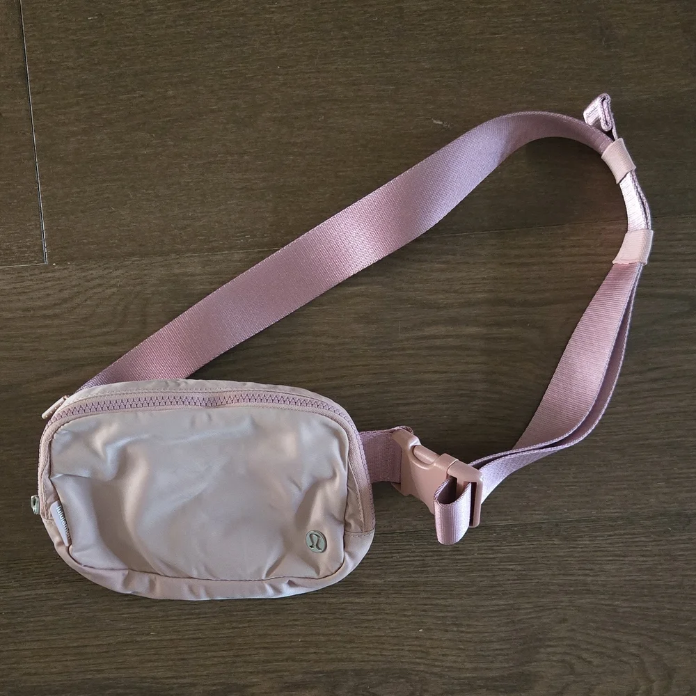 lululemon athletica Dusty Pink Crossbody Belt Bag - Picture 1 of 4